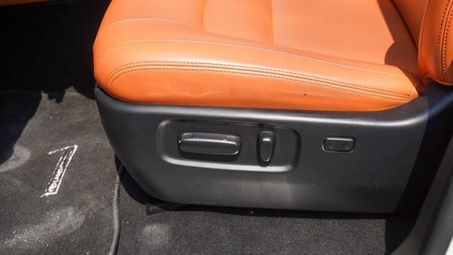 Подержанный Toyota Land Cruiser 200 Series, 4.6 л, 2011 в Шардже от Alnujoom Al Malakiah Used Cars Белый цвет. GCC | AUTO.AE