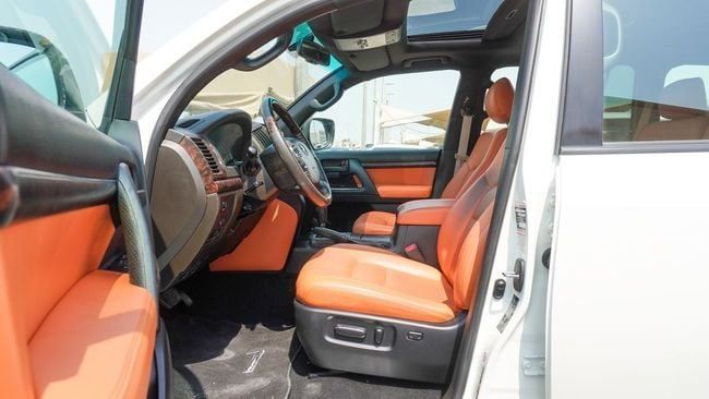 Подержанный Toyota Land Cruiser 200 Series, 4.6 л, 2011 в Шардже от Alnujoom Al Malakiah Used Cars Белый цвет. GCC | AUTO.AE