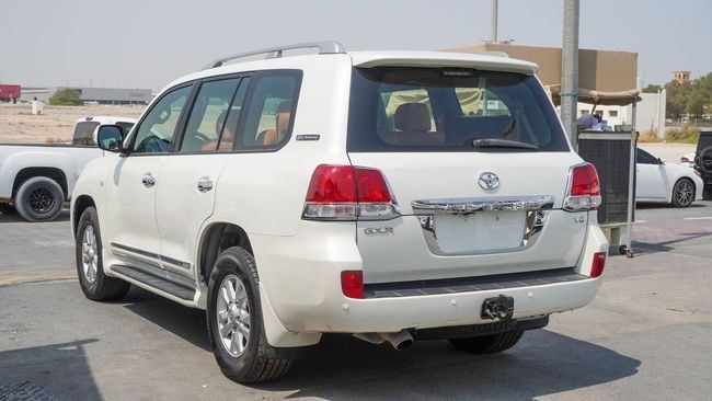Подержанный Toyota Land Cruiser 200 Series, 4.6 л, 2011 в Шардже от Alnujoom Al Malakiah Used Cars Белый цвет. GCC | AUTO.AE