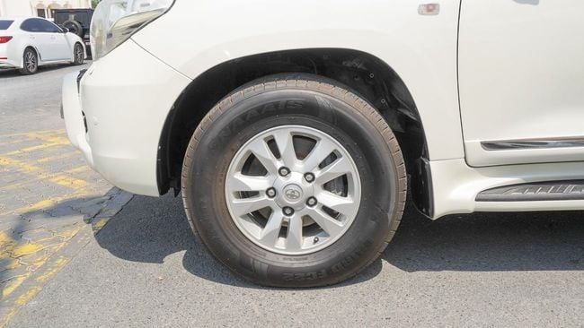 Подержанный Toyota Land Cruiser 200 Series, 4.6 л, 2011 в Шардже от Alnujoom Al Malakiah Used Cars Белый цвет. GCC | AUTO.AE