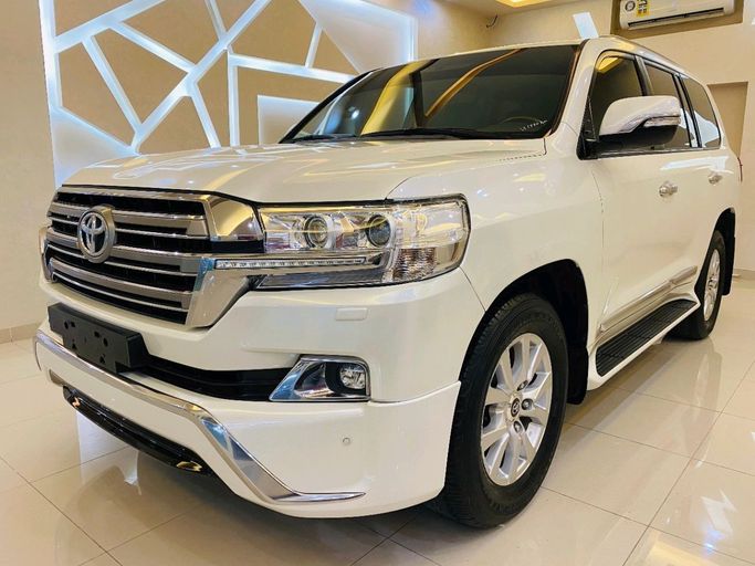 Подержанный Toyota Land Cruiser 200 Series Рестайлинг 2, 5.7 л, 2017 в Шардже от Alhamoor Used Cars Белый цвет. GCC | AUTO.AE