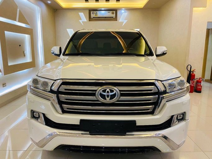 Подержанный Toyota Land Cruiser 200 Series Рестайлинг 2, 5.7 л, 2017 в Шардже от Alhamoor Used Cars Белый цвет. GCC | AUTO.AE