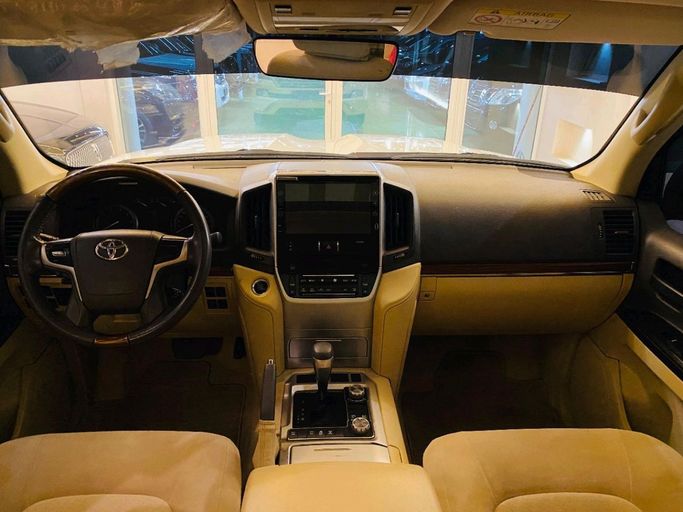 Подержанный Toyota Land Cruiser 200 Series Рестайлинг 2, 5.7 л, 2017 в Шардже от Alhamoor Used Cars Белый цвет. GCC | AUTO.AE