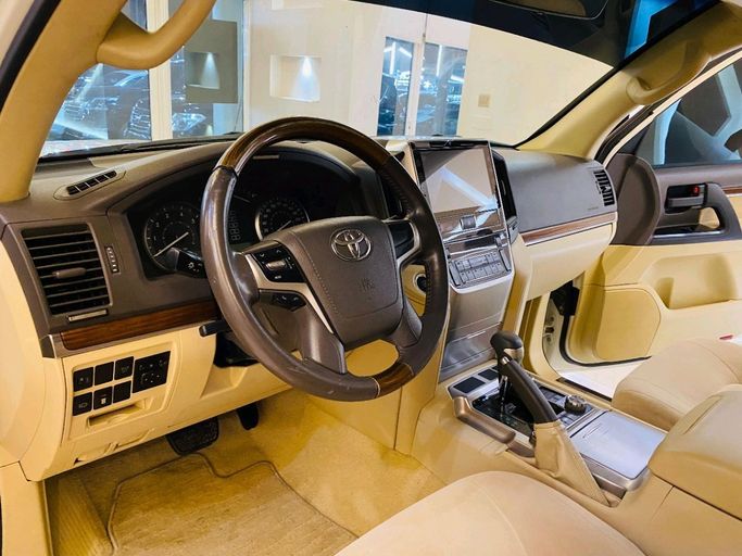 Подержанный Toyota Land Cruiser 200 Series Рестайлинг 2, 5.7 л, 2017 в Шардже от Alhamoor Used Cars Белый цвет. GCC | AUTO.AE