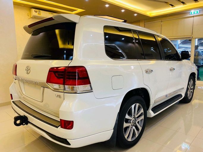 Подержанный Toyota Land Cruiser 200 Series Рестайлинг 2, 5.7 л, 2015 в Шардже от Alhamoor Used Cars Белый цвет. GCC | AUTO.AE