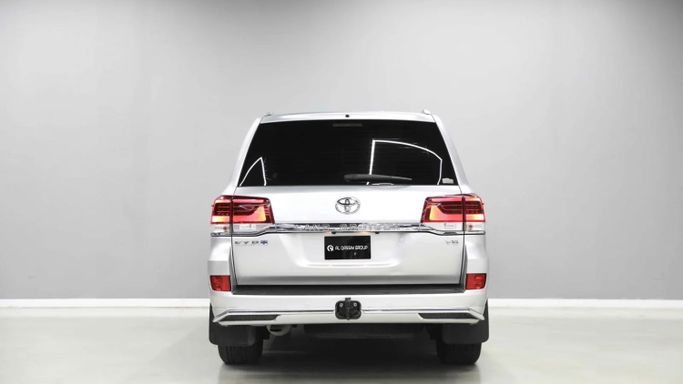 Used Toyota Land Cruiser 200 Series Facelift 2, 4.0 l, 2017 in Sharjah by Al Qassem Cars Trading, Black color. GCC Specs | AUTO.AE