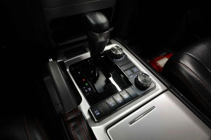 Used Toyota Land Cruiser 200 Series Facelift 2, 4.0 l, 2017 in Sharjah by Al Qassem Cars Trading, Black color. GCC Specs | AUTO.AE