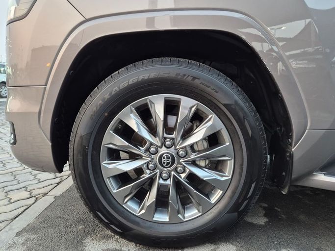 Подержанный Toyota Land Cruiser 300 Series, 3.4 л, 2022 в Шардже от Rebou Najd Used Cars Коричневый цвет. GCC | AUTO.AE