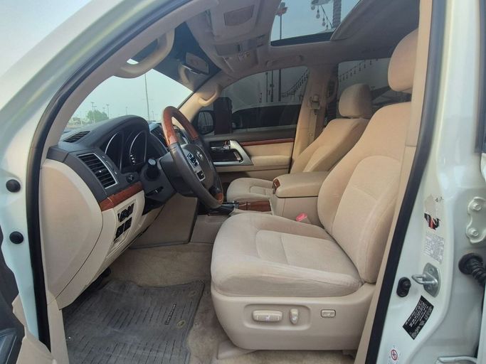 Подержанный Toyota Land Cruiser 200 Series Рестайлинг 1, 5.7 л, 2015 в Шардже от Rebou Najd Used Cars Белый цвет. GCC | AUTO.AE