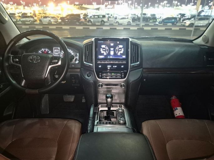 Used Toyota Land Cruiser 200 Series Facelift 2, 5.7 l, 2020 in Sharjah by Rebou Najd Used Cars, White color. GCC Specs | AUTO.AE