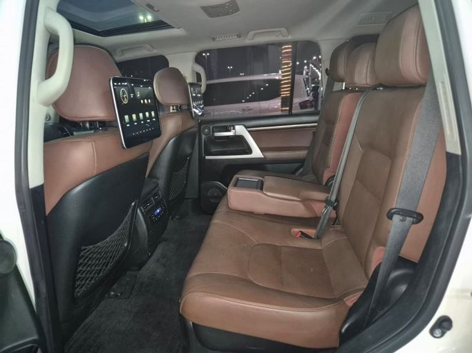 Used Toyota Land Cruiser 200 Series Facelift 2, 5.7 l, 2020 in Sharjah by Rebou Najd Used Cars, White color. GCC Specs | AUTO.AE