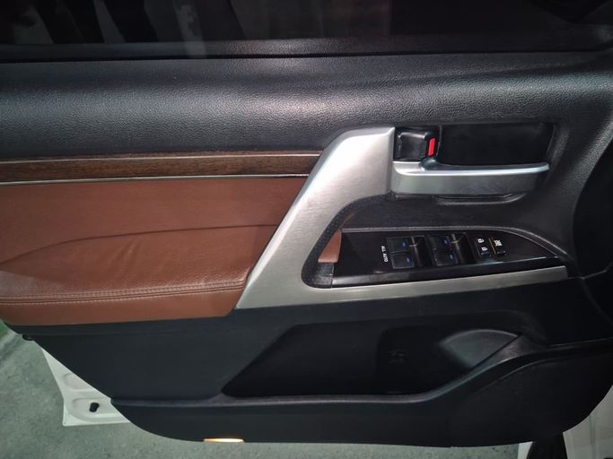 Used Toyota Land Cruiser 200 Series Facelift 2, 5.7 l, 2020 in Sharjah by Rebou Najd Used Cars, White color. GCC Specs | AUTO.AE