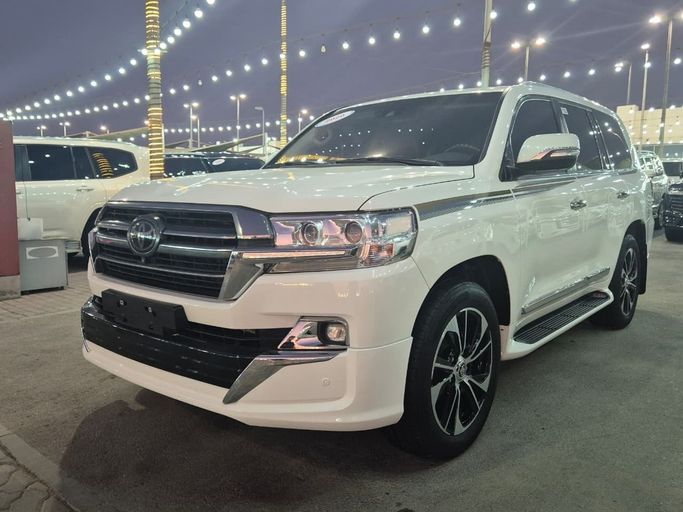 Used Toyota Land Cruiser 200 Series Facelift 2, 5.7 l, 2020 in Sharjah by Rebou Najd Used Cars, White color. GCC Specs | AUTO.AE