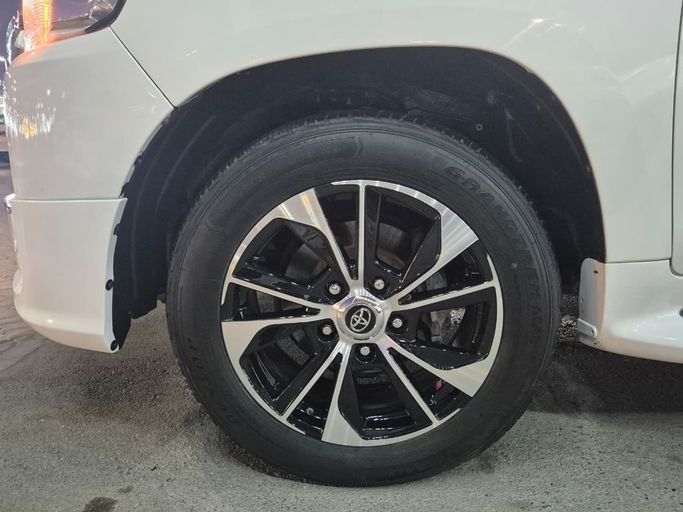 Used Toyota Land Cruiser 200 Series Facelift 2, 5.7 l, 2020 in Sharjah by Rebou Najd Used Cars, White color. GCC Specs | AUTO.AE