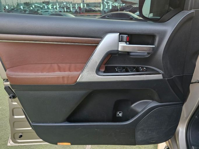 Подержанный Toyota Land Cruiser 200 Series Рестайлинг 2, 4.6 л, 2016 в Шардже от Rebou Najd Used Cars Золотистый цвет. GCC | AUTO.AE