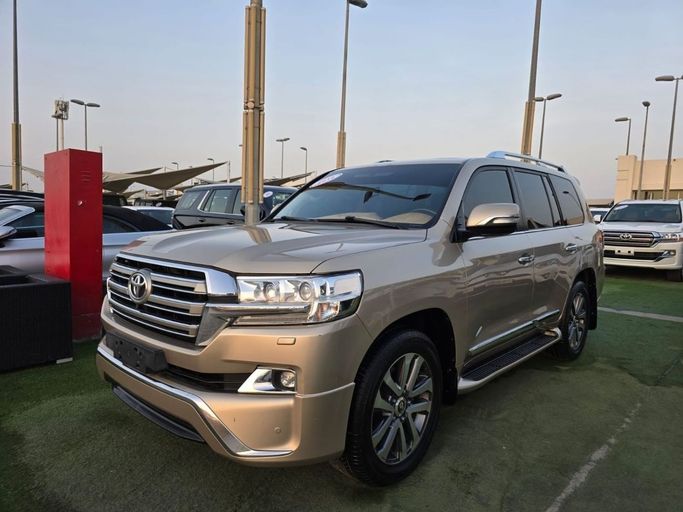Подержанный Toyota Land Cruiser 200 Series Рестайлинг 2, 4.6 л, 2016 в Шардже от Rebou Najd Used Cars Золотистый цвет. GCC | AUTO.AE