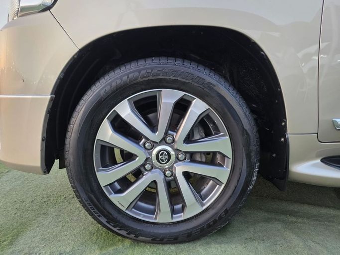 Подержанный Toyota Land Cruiser 200 Series Рестайлинг 2, 4.6 л, 2016 в Шардже от Rebou Najd Used Cars Золотистый цвет. GCC | AUTO.AE