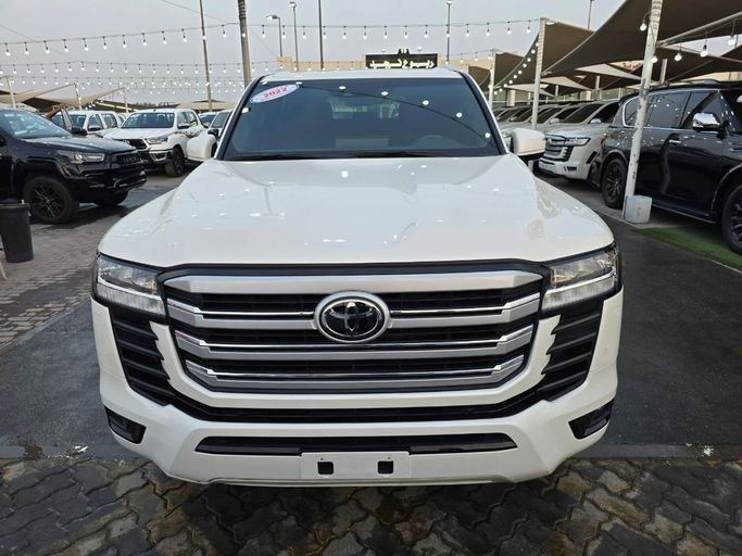Подержанный Toyota Land Cruiser 300 Series, 3.4 л, 2022 в Шардже от Rebou Najd Used Cars Белый цвет. GCC | AUTO.AE
