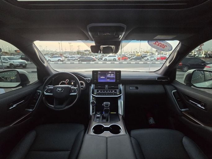 Подержанный Toyota Land Cruiser 300 Series, 3.4 л, 2022 в Шардже от Rebou Najd Used Cars Белый цвет. GCC | AUTO.AE