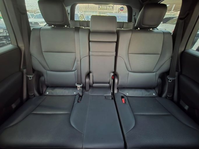 Подержанный Toyota Land Cruiser 300 Series, 3.4 л, 2022 в Шардже от Rebou Najd Used Cars Белый цвет. GCC | AUTO.AE