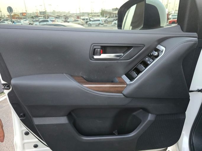 Подержанный Toyota Land Cruiser 300 Series, 3.4 л, 2022 в Шардже от Rebou Najd Used Cars Белый цвет. GCC | AUTO.AE