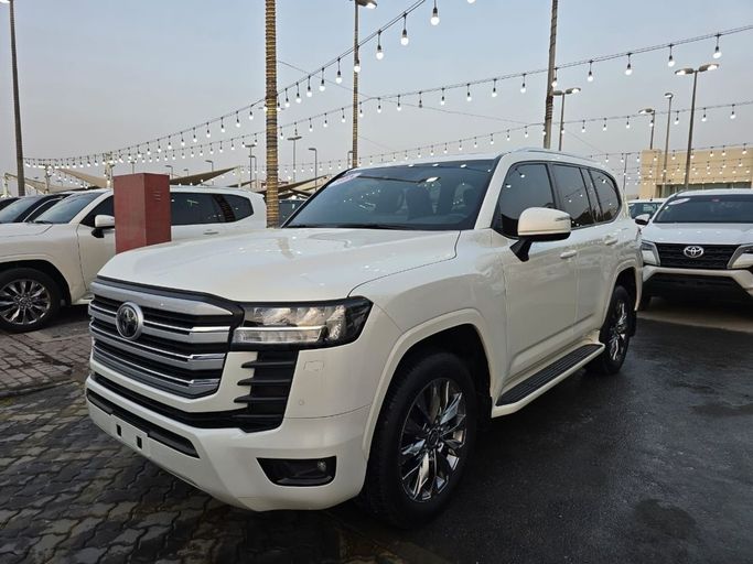 Подержанный Toyota Land Cruiser 300 Series, 3.4 л, 2022 в Шардже от Rebou Najd Used Cars Белый цвет. GCC | AUTO.AE