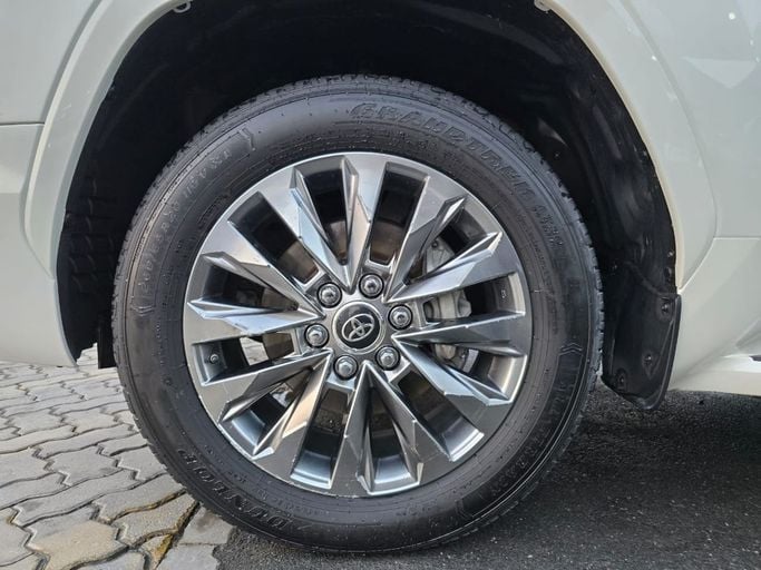 Подержанный Toyota Land Cruiser 300 Series, 3.4 л, 2022 в Шардже от Rebou Najd Used Cars Белый цвет. GCC | AUTO.AE