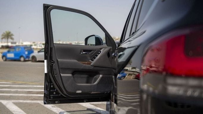 Новый Toyota Land Cruiser 300 Series, 3.4 л, 2024 в Шардже от Nour Alnukhba Motors Черный цвет. Европейская | AUTO.AE