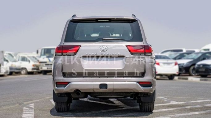 Новый Toyota Land Cruiser 300 Series, 3.4 л, 2024 в Шардже от Nour Alnukhba Motors Бежевый цвет. GCC | AUTO.AE