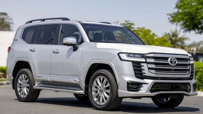 Новый Toyota Land Cruiser 300 Series, 3.4 л, 2023 в Шардже от Nour Alnukhba Motors Белый цвет. Европейская | AUTO.AE