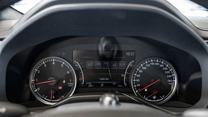 Новый Toyota Land Cruiser 300 Series, 3.4 л, 2023 в Шардже от Nour Alnukhba Motors Белый цвет. Европейская | AUTO.AE