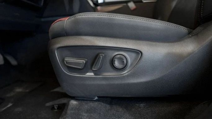 Новый Toyota Land Cruiser 300 Series, 3.4 л, 2023 в Шардже от Nour Alnukhba Motors Белый цвет. Европейская | AUTO.AE