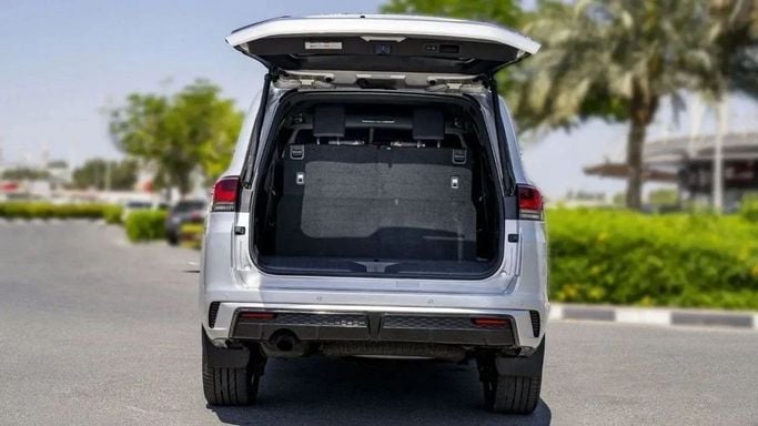 Новый Toyota Land Cruiser 300 Series, 3.4 л, 2023 в Шардже от Nour Alnukhba Motors Белый цвет. Европейская | AUTO.AE