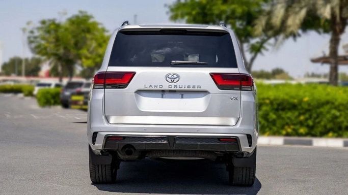 Новый Toyota Land Cruiser 300 Series, 3.4 л, 2023 в Шардже от Nour Alnukhba Motors Белый цвет. Европейская | AUTO.AE