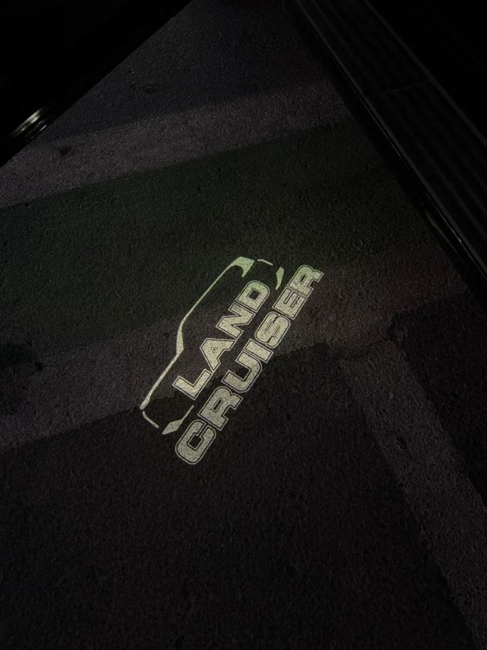 Новый Toyota Land Cruiser 300 Series, 3.3 л, 2025 в Шардже от Nour Alnukhba Motors Черный цвет. GCC | AUTO.AE