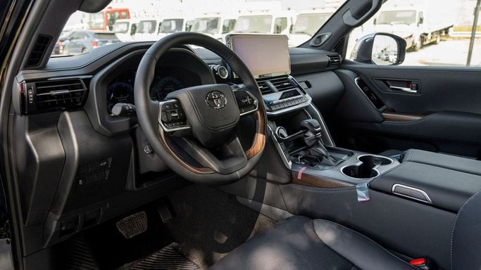 Новый Toyota Land Cruiser 300 Series, 3.3 л, 2024 в Шардже от Nour Alnukhba Motors Черный цвет. GCC | AUTO.AE