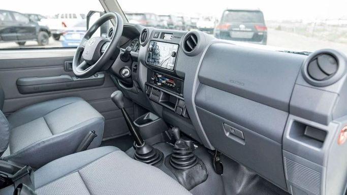 Новый Toyota Land Cruiser 70 Series Рестайлинг 2, 4.5 л, 2024 в Шардже от Nour Alnukhba Motors Белый цвет. Other | AUTO.AE