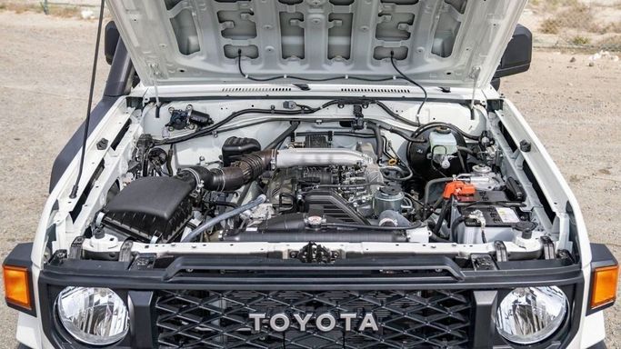 Новый Toyota Land Cruiser 70 Series Рестайлинг 2, 4.5 л, 2024 в Шардже от Nour Alnukhba Motors Белый цвет. Other | AUTO.AE