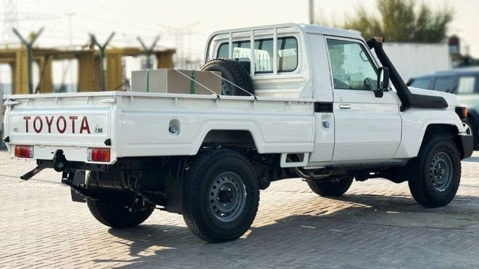 Новый Toyota Land Cruiser 70 Series Рестайлинг 2, 4.5 л, 2024 в Шардже от Nour Alnukhba Motors Белый цвет. Other | AUTO.AE