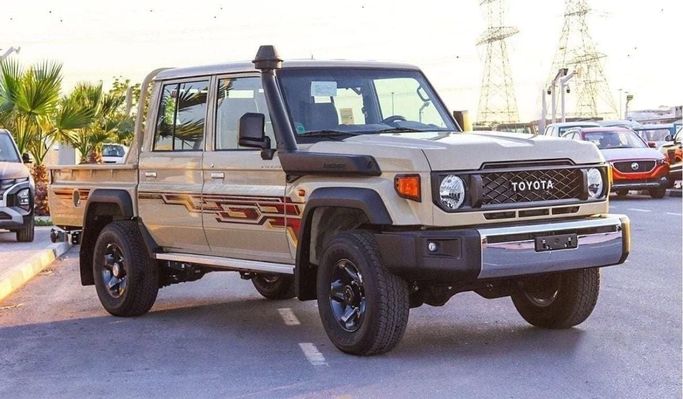 Новый Toyota Land Cruiser 70 Series Рестайлинг 2, 2.8 л, 2024 в Шардже от Nour Alnukhba Motors Бежевый цвет. Other | AUTO.AE