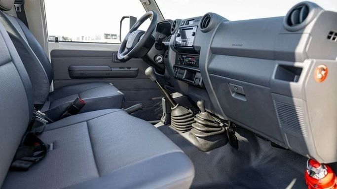 Новый Toyota Land Cruiser 70 Series Рестайлинг 2, 4.5 л, 2025 в Шардже от Nour Alnukhba Motors Белый цвет. Other | AUTO.AE