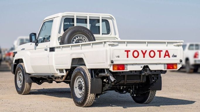 Новый Toyota Land Cruiser 70 Series Рестайлинг 2, 4.5 л, 2025 в Шардже от Nour Alnukhba Motors Белый цвет. Other | AUTO.AE