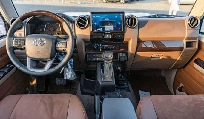 Новый Toyota Land Cruiser 70 Series Рестайлинг 2, 2.8 л, 2025 в Шардже от Nour Alnukhba Motors Белый цвет. GCC | AUTO.AE