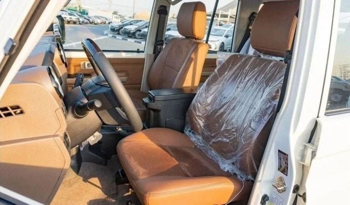 Новый Toyota Land Cruiser 70 Series Рестайлинг 2, 2.8 л, 2025 в Шардже от Nour Alnukhba Motors Белый цвет. GCC | AUTO.AE