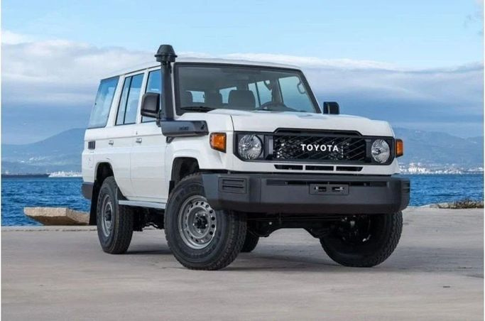 Новый Toyota Land Cruiser 70 Series Рестайлинг 2, 4.5 л, 2025 в Шардже от Nour Alnukhba Motors Белый цвет. Европейская | AUTO.AE