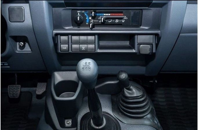 Новый Toyota Land Cruiser 70 Series Рестайлинг 2, 4.5 л, 2025 в Шардже от Nour Alnukhba Motors Белый цвет. Европейская | AUTO.AE