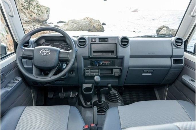Новый Toyota Land Cruiser 70 Series Рестайлинг 2, 4.5 л, 2025 в Шардже от Nour Alnukhba Motors Белый цвет. Европейская | AUTO.AE