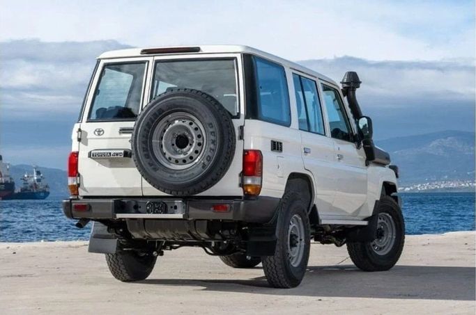 Новый Toyota Land Cruiser 70 Series Рестайлинг 2, 4.5 л, 2025 в Шардже от Nour Alnukhba Motors Белый цвет. Европейская | AUTO.AE