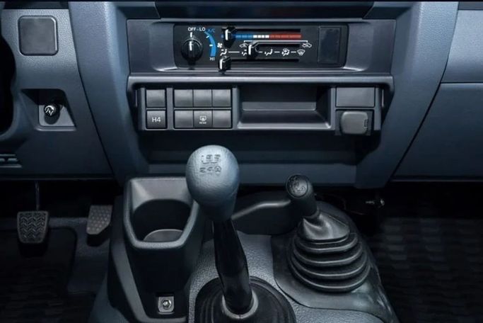 Новый Toyota Land Cruiser 70 Series Рестайлинг 2, 4.2 л, 2024 в Шардже от Nour Alnukhba Motors Белый цвет. Европейская | AUTO.AE