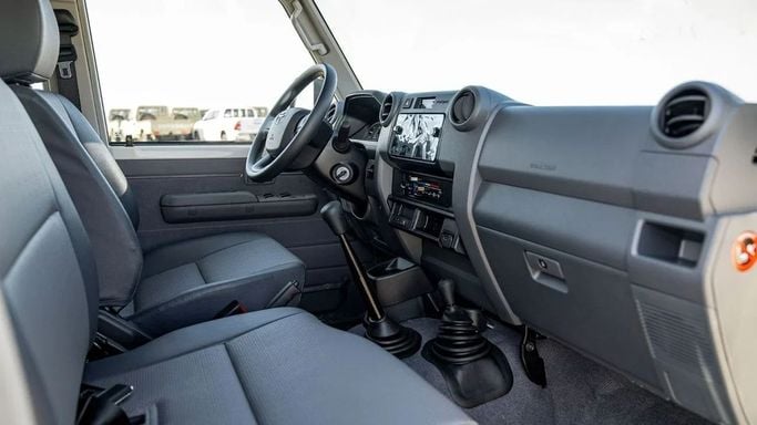 Новый Toyota Land Cruiser 70 Series Рестайлинг 2, 4.5 л, 2025 в Шардже от Nour Alnukhba Motors Белый цвет. Other | AUTO.AE